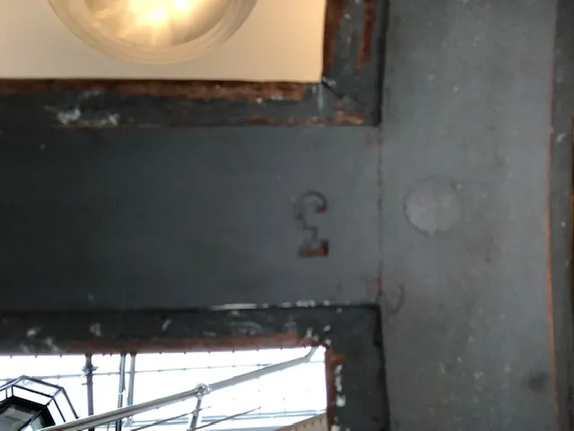 古董书在历史环境中有磨损细节。