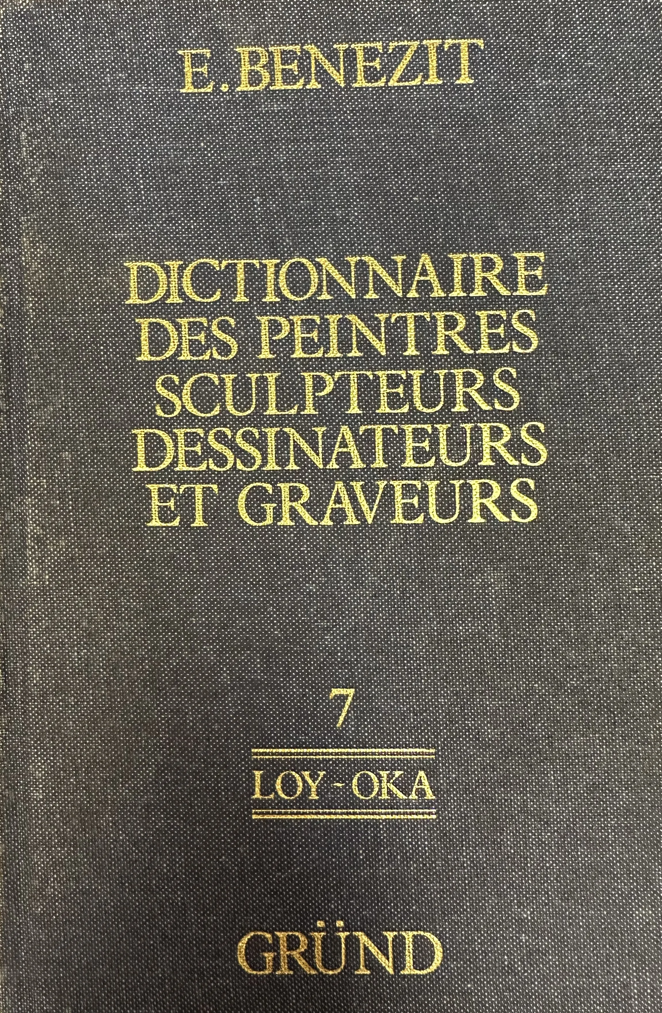 تفاصيل كتاب عتيق Dictionnaire des peintres مع نص ذهبي على خلفية سوداء.
