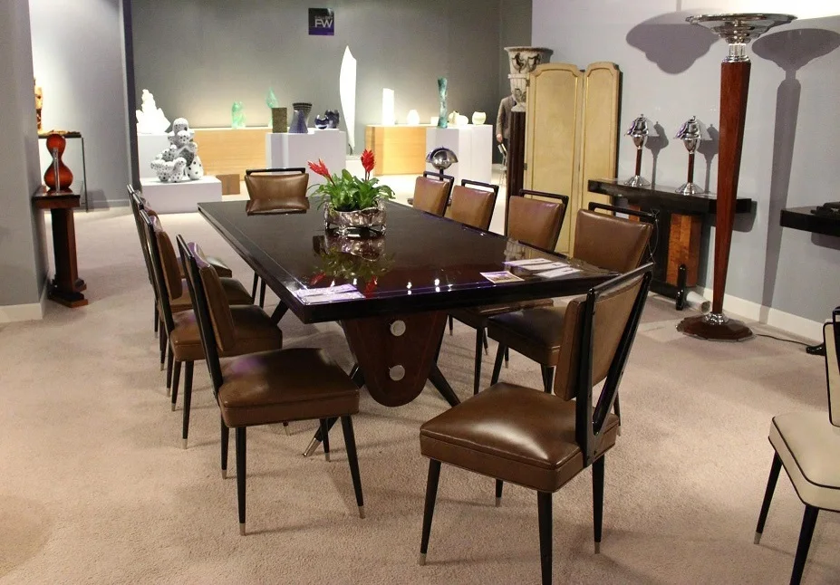 mesa de comedor antigua en local de Luxury Design Store con sillas