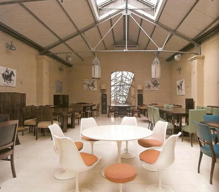 salón de antigüedades en Luxury Design Store con mesas y sillas