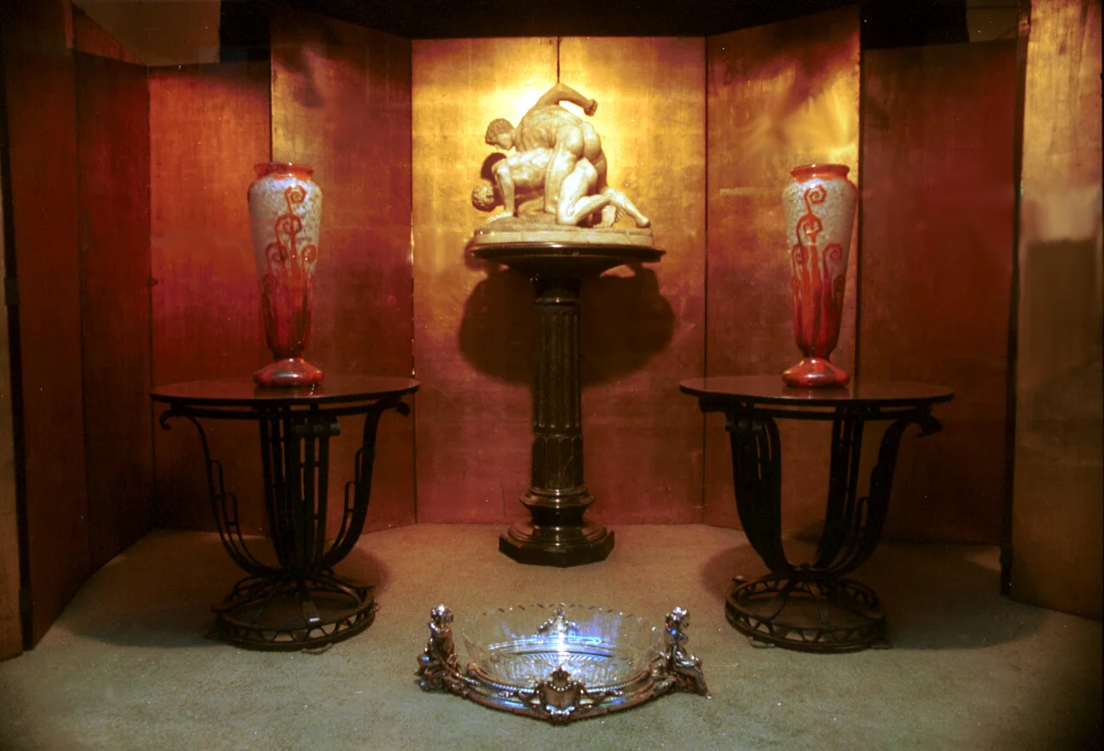 Decoración antigua con estatuas y jarrones coloridos