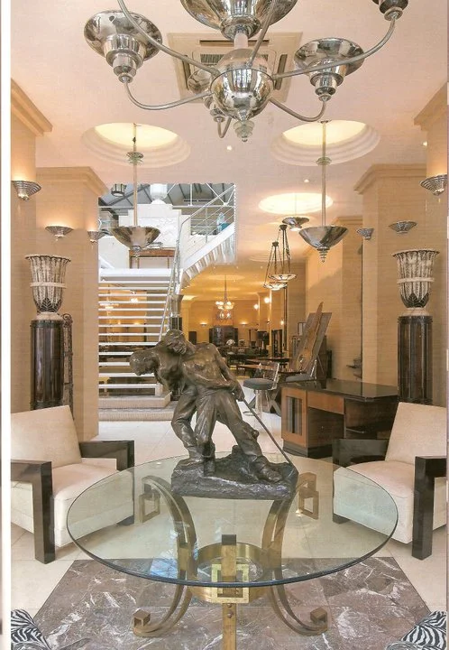 Estatua antigua en el centro de la tienda Luxury Design Store.