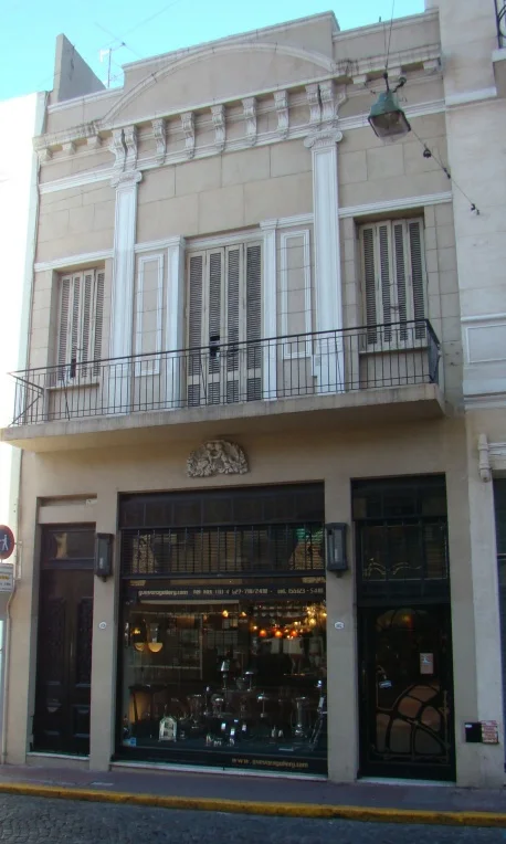 Fachada del local de antigüedades Defensa 982 en San Telmo, con decoraciones y balcón