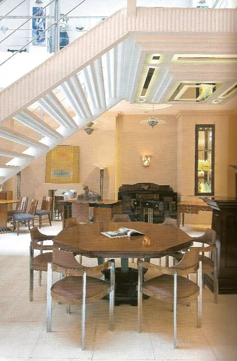 Interior de Luxury Design Store, antigüedades y decoración elegante.