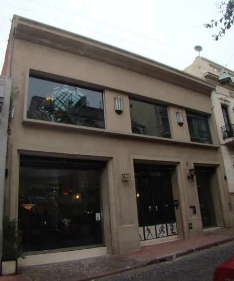 fachada del local balcarce 1084 con diseño moderno