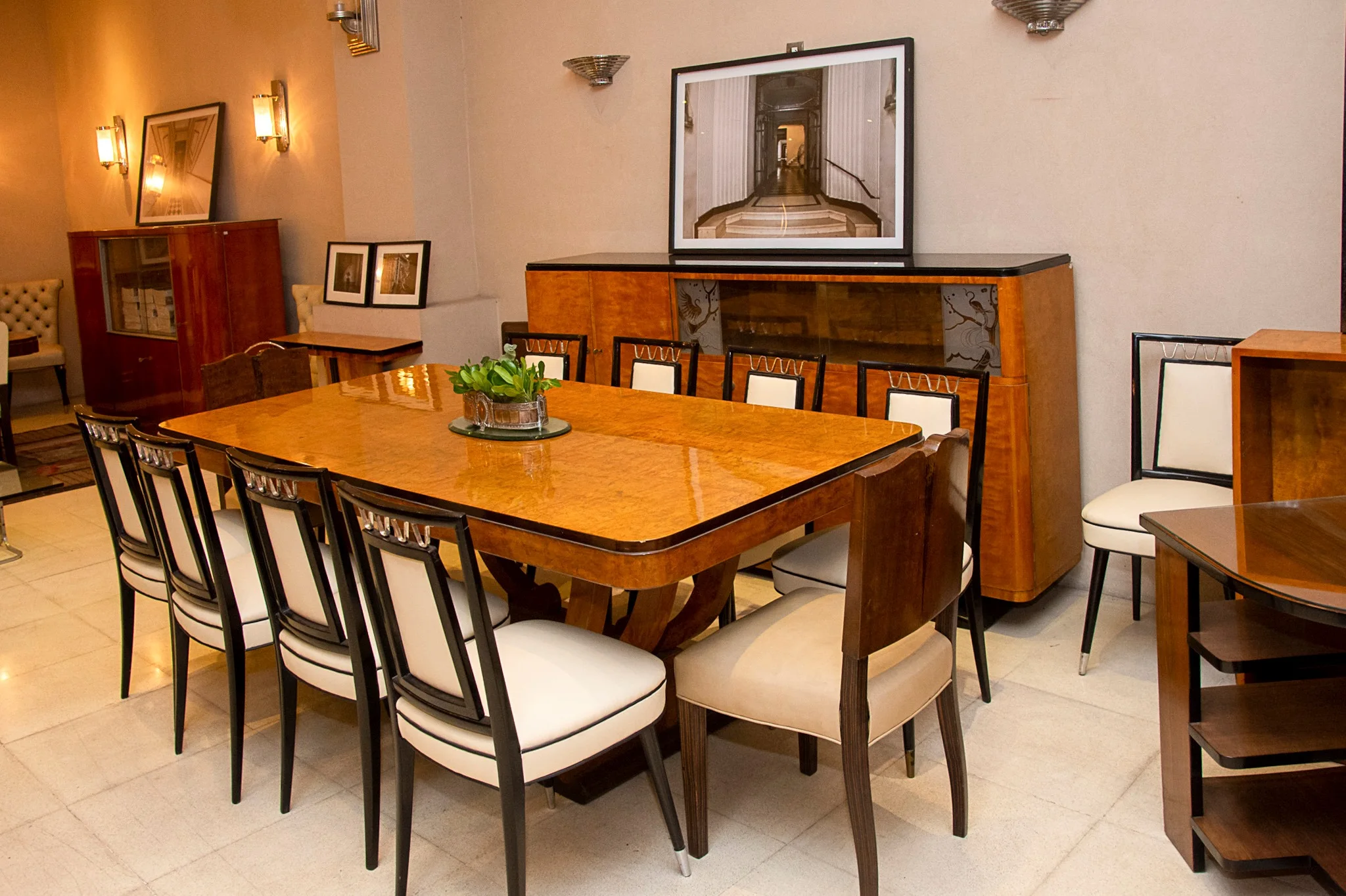 Sala del Luxury Design Store con mesas y sillas antiguas.
