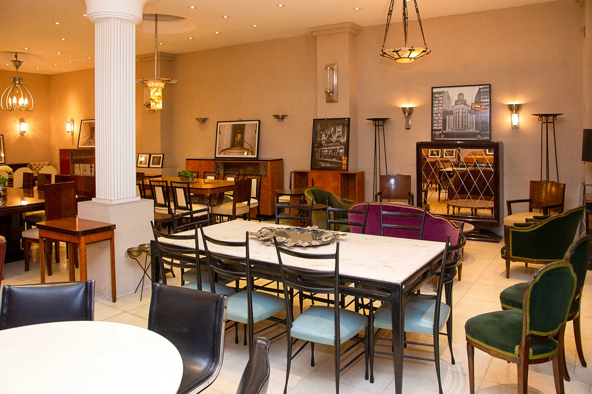 Interior de Luxury Design Store con antigüedades y muebles vintage.