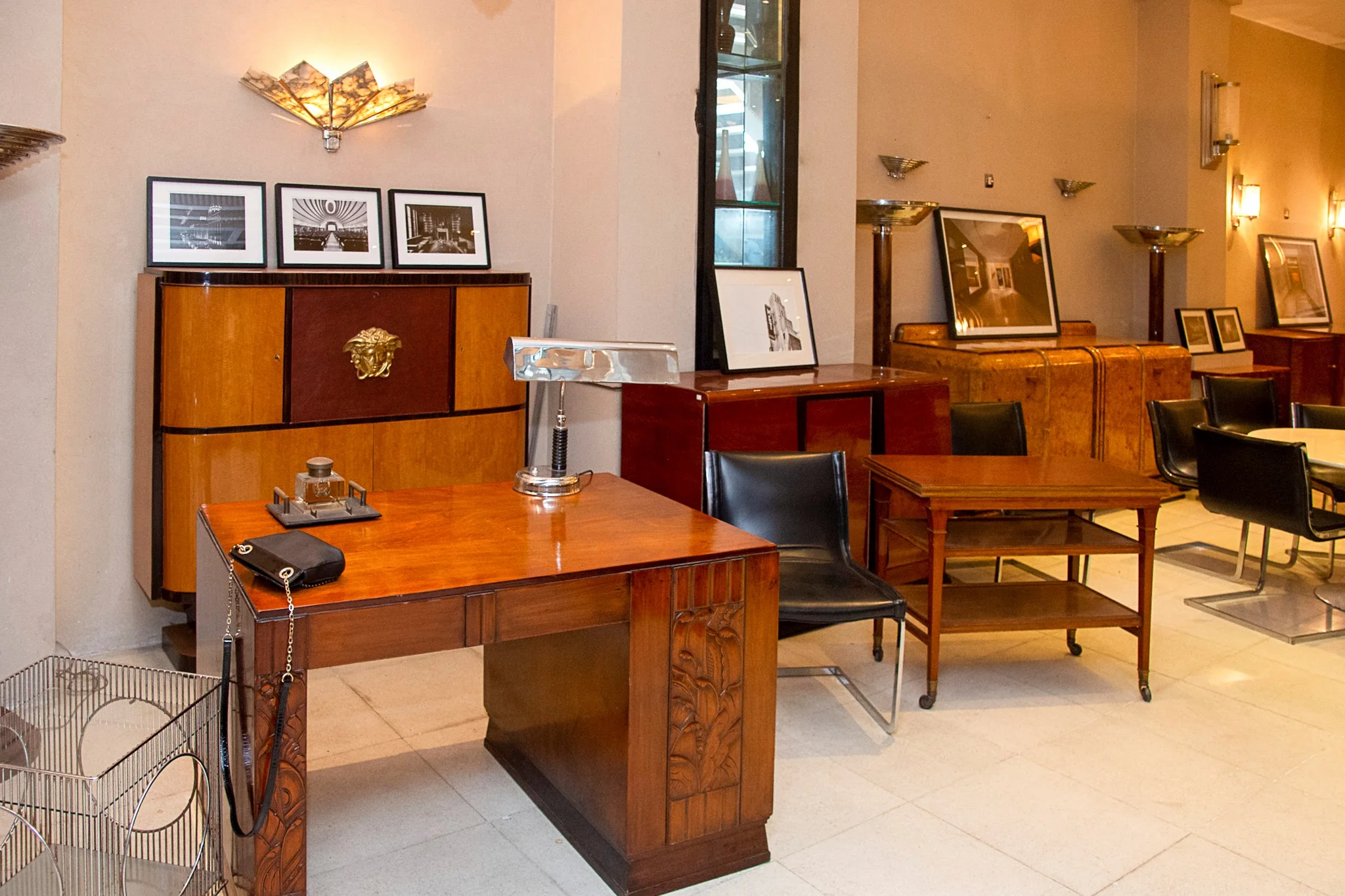 ambiente de antigüedades en Balcarce 1084 San Telmo, muebles y decoraciones