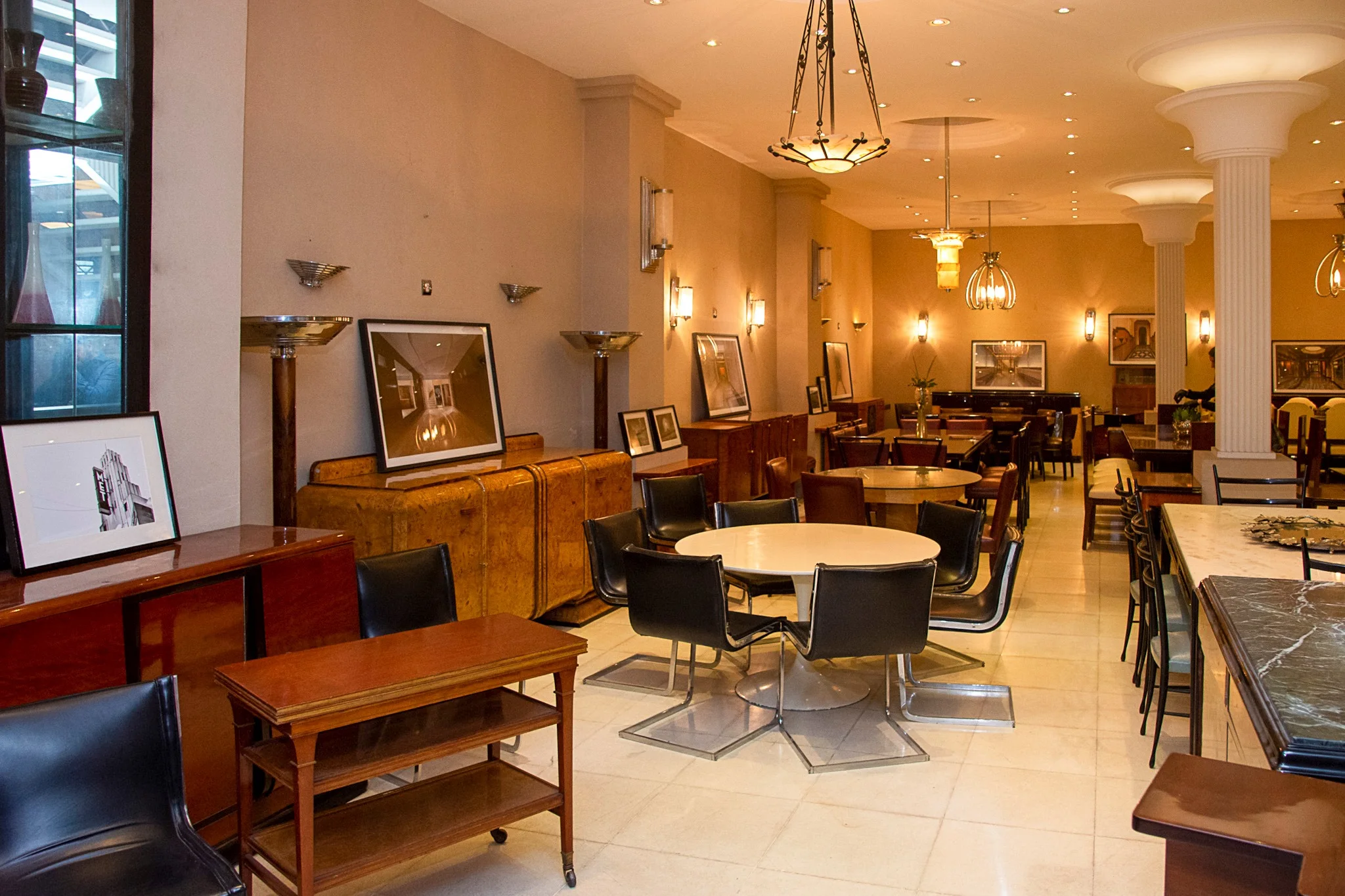 interior de Luxury Design Store con antigüedades