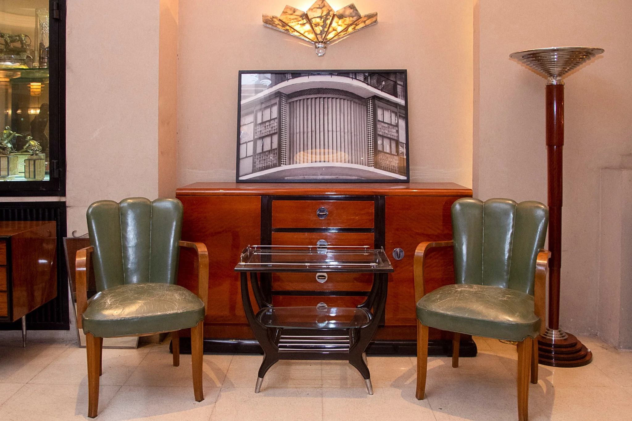 Dos sillas antiguas y una mesa en Balcarce 1084 San Telmo.