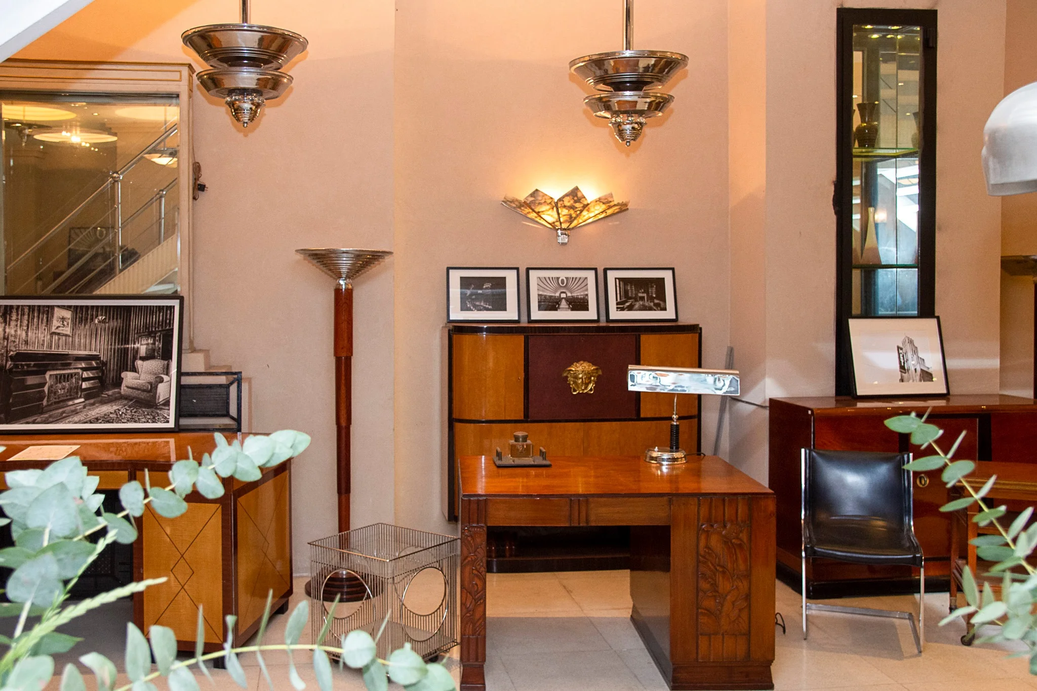 Vista interior del local Balcarce 1084 con antigüedades
