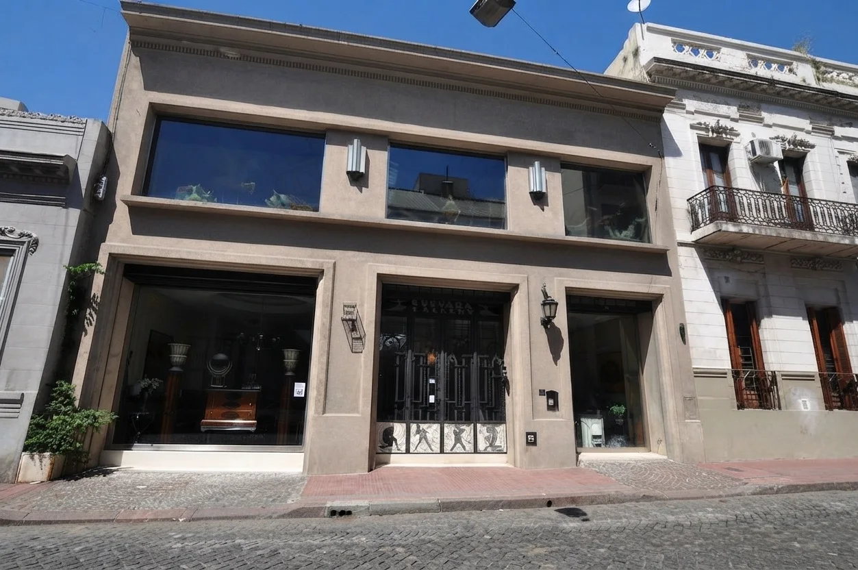 Fachada de Balcarce 1084, tienda de antigüedades en San Telmo con elementos decorativos