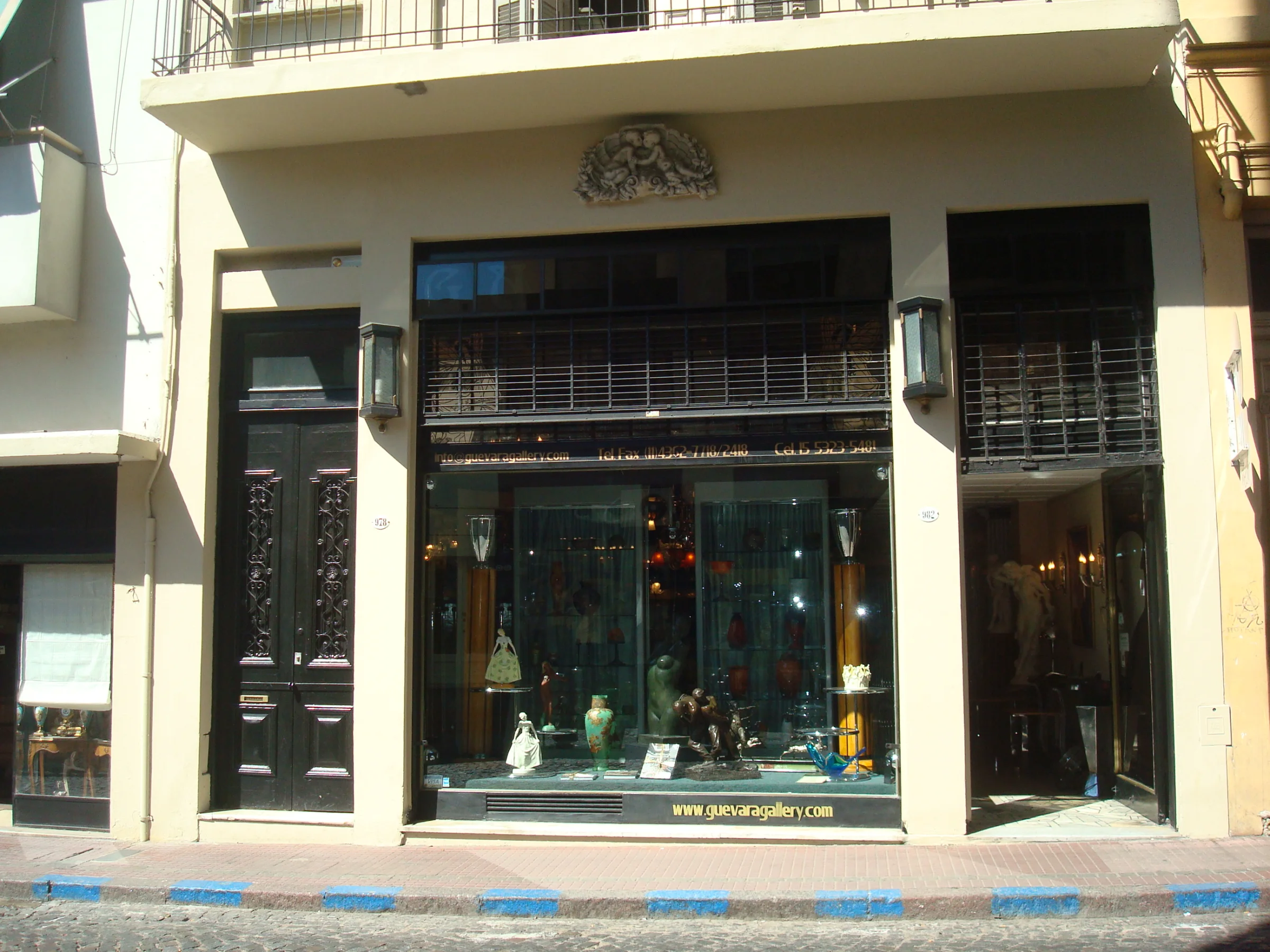 fachada de la tienda defensa 982 en san telmo, antigüedades visibles