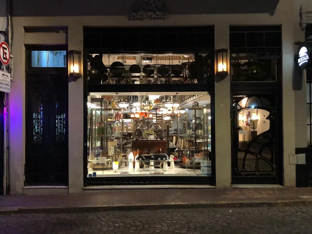 Vista exterior de la tienda de antigüedades Defensa 982 en San Telmo