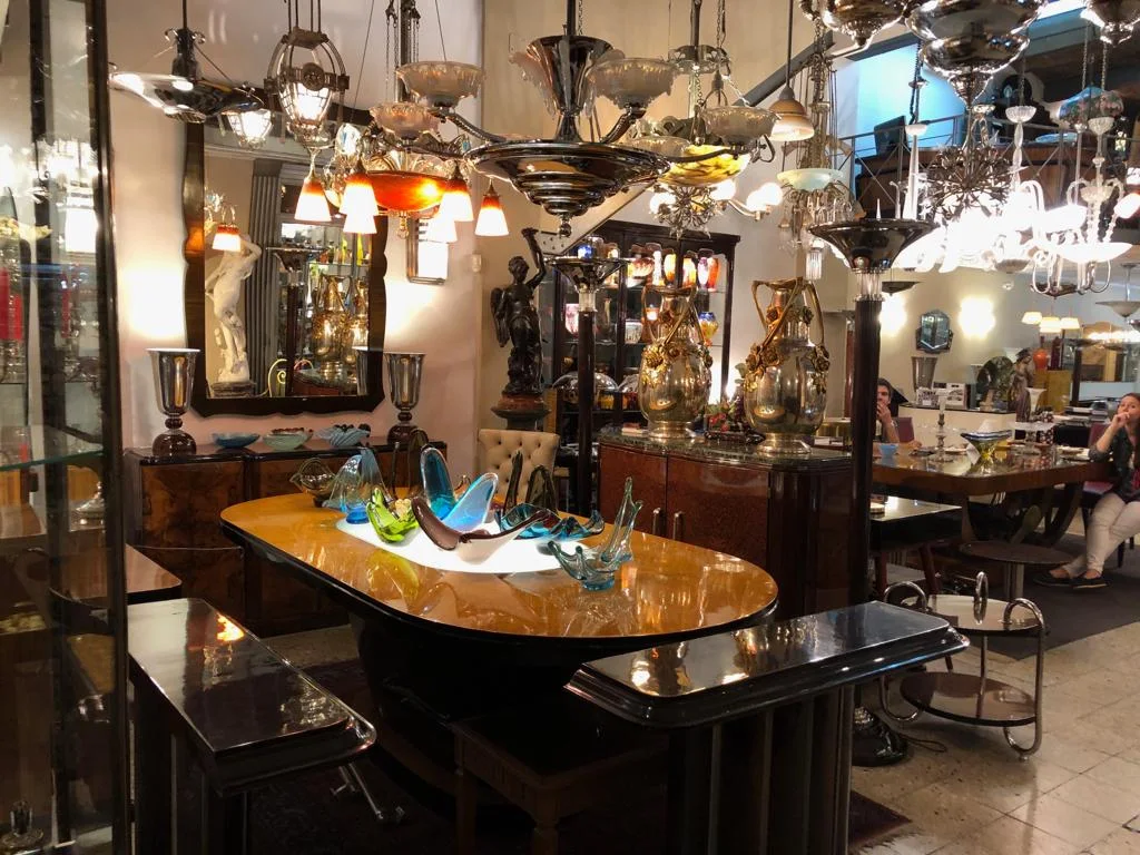 Vista interior de la tienda Luxury Design Store con antigüedades