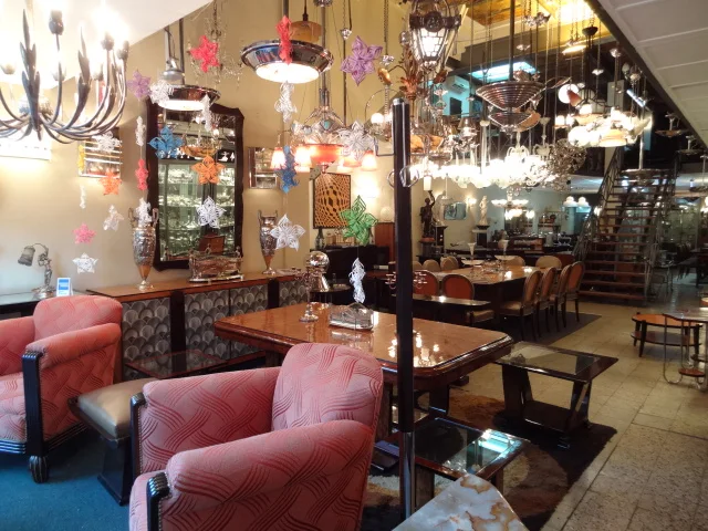 Interior de la sede de Luxury Design Store con antigüedades