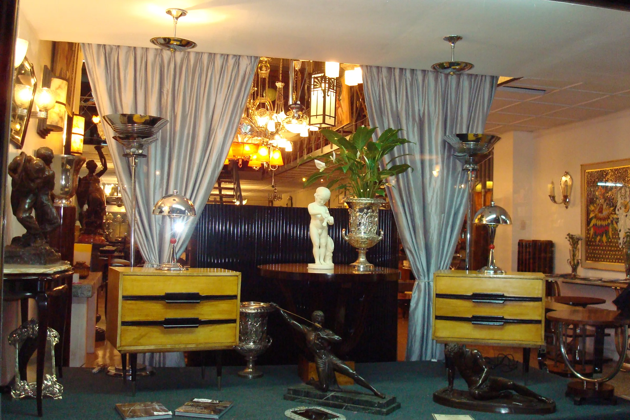 Vista de la sedi de Luxury Design Store con muebles antiguos y decoración elegante.