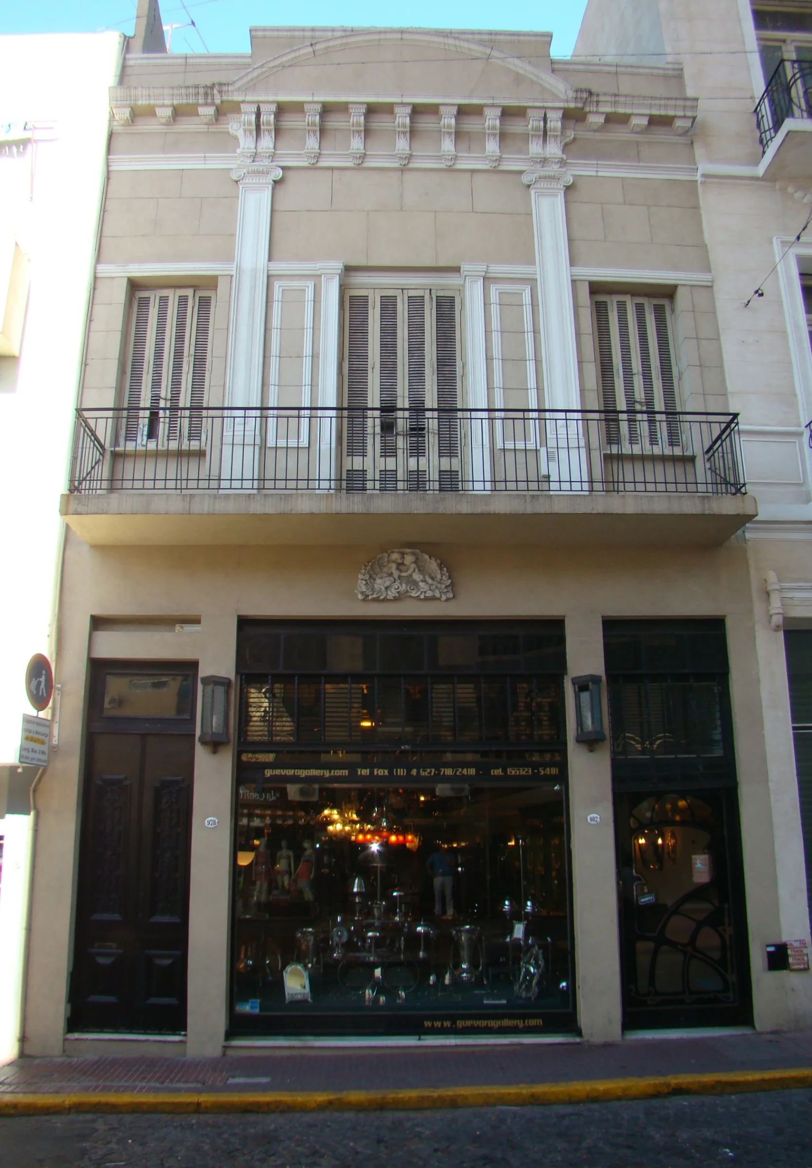 fachada de la tienda antigua Defensa 982 en San Telmo