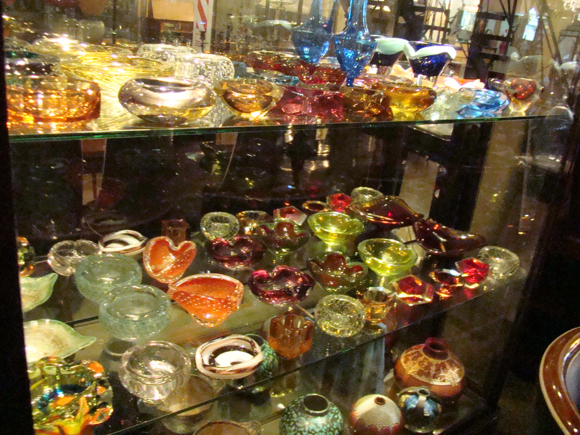 Vitrina con antigüedades coloridas en Luxury Design Store.