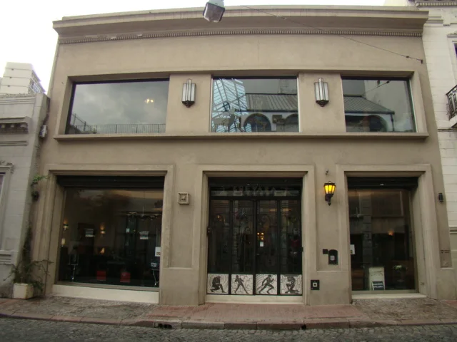 Fachada de la tienda de antigüedades Balcarce 1084 en San Telmo, estilo clásico.