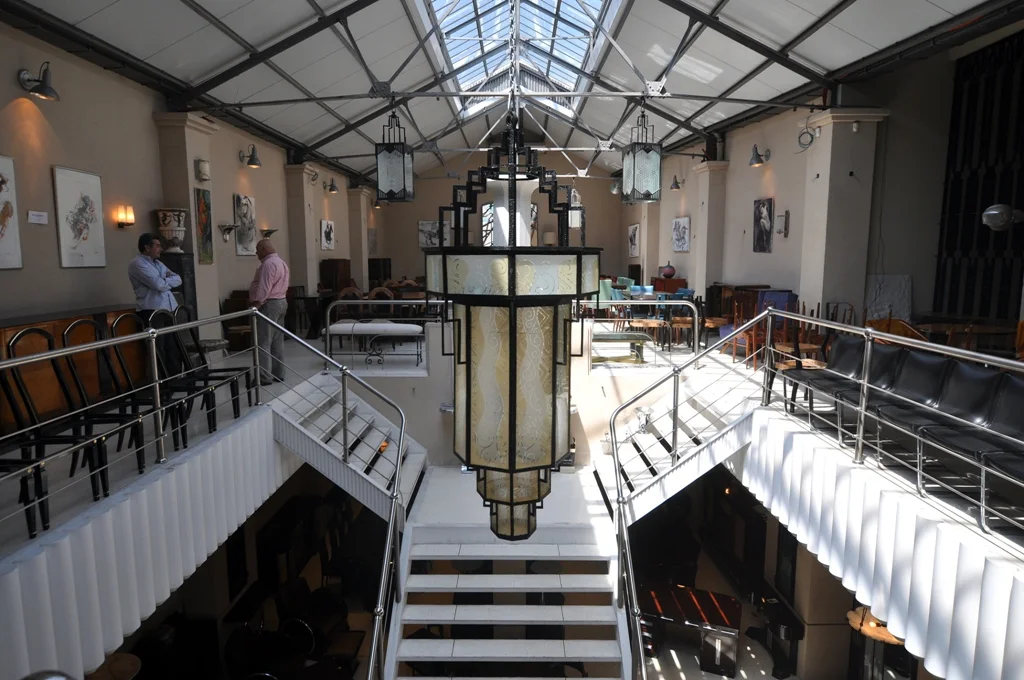 Vista del interior de Luxury Design Store con Balcarce 1084