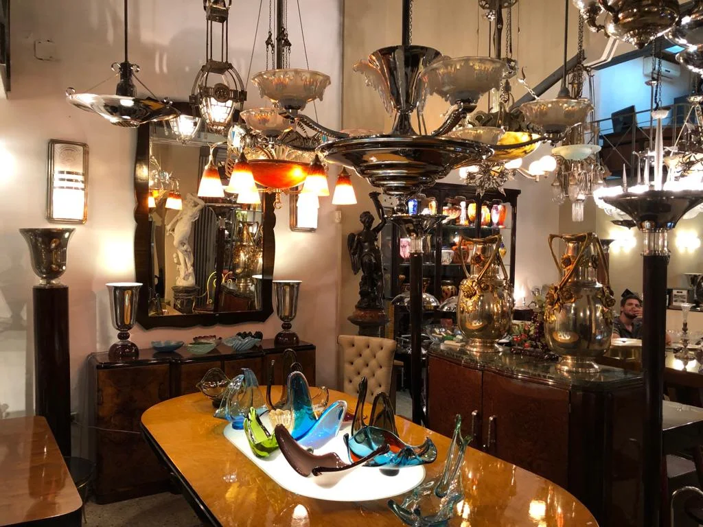 Vista del local Luxury Design Store con antigüedades en el ambiente.