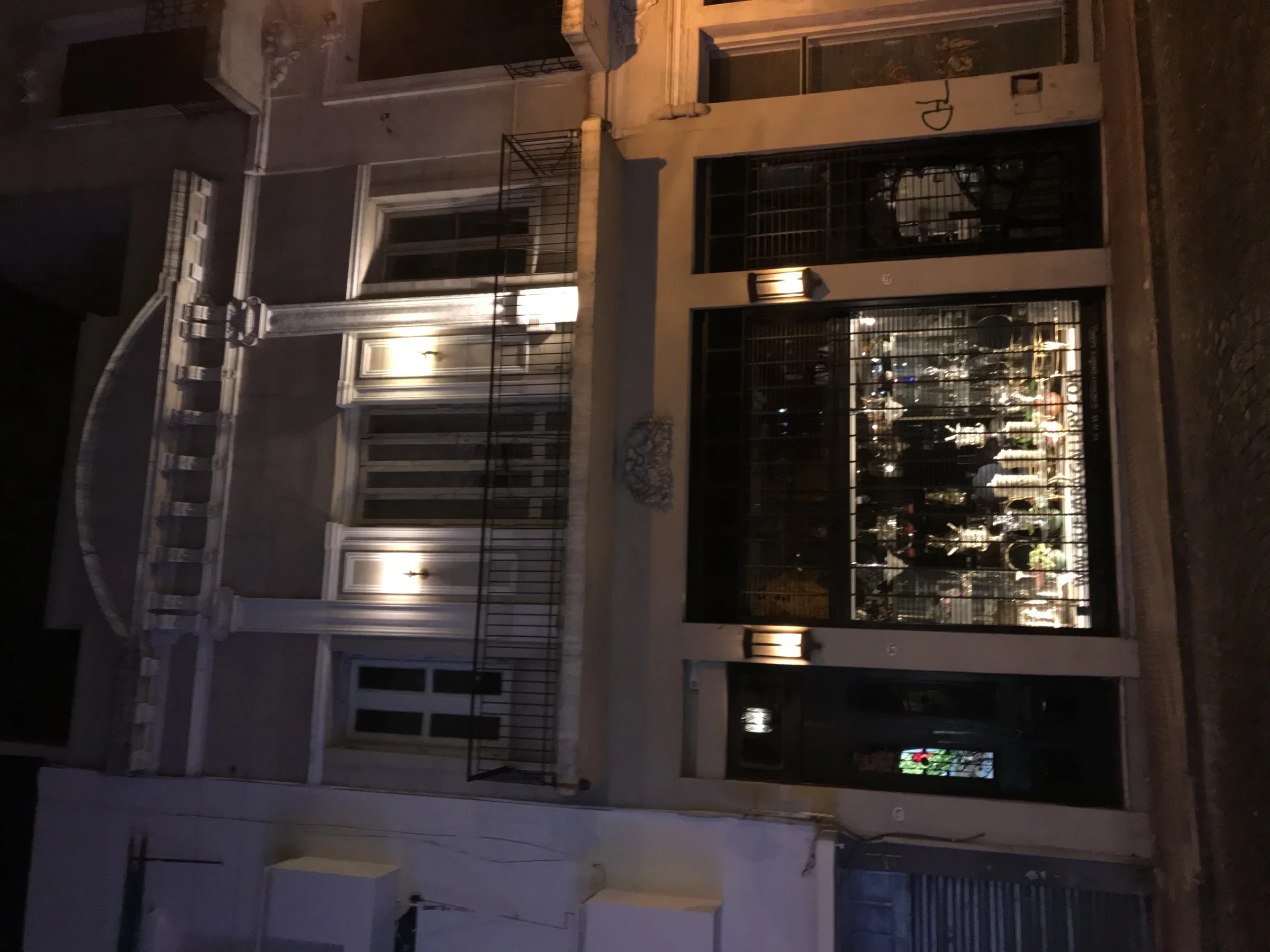 fachada de la tienda Luxury Design Store con antigüedades.