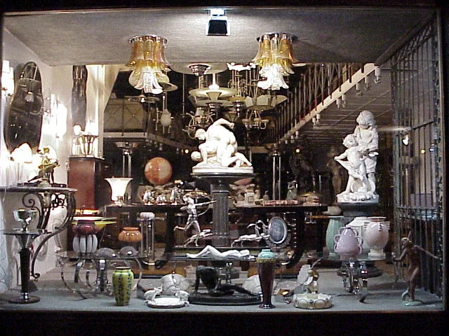 Muestra de antigüedades en el local Luxury Design Store