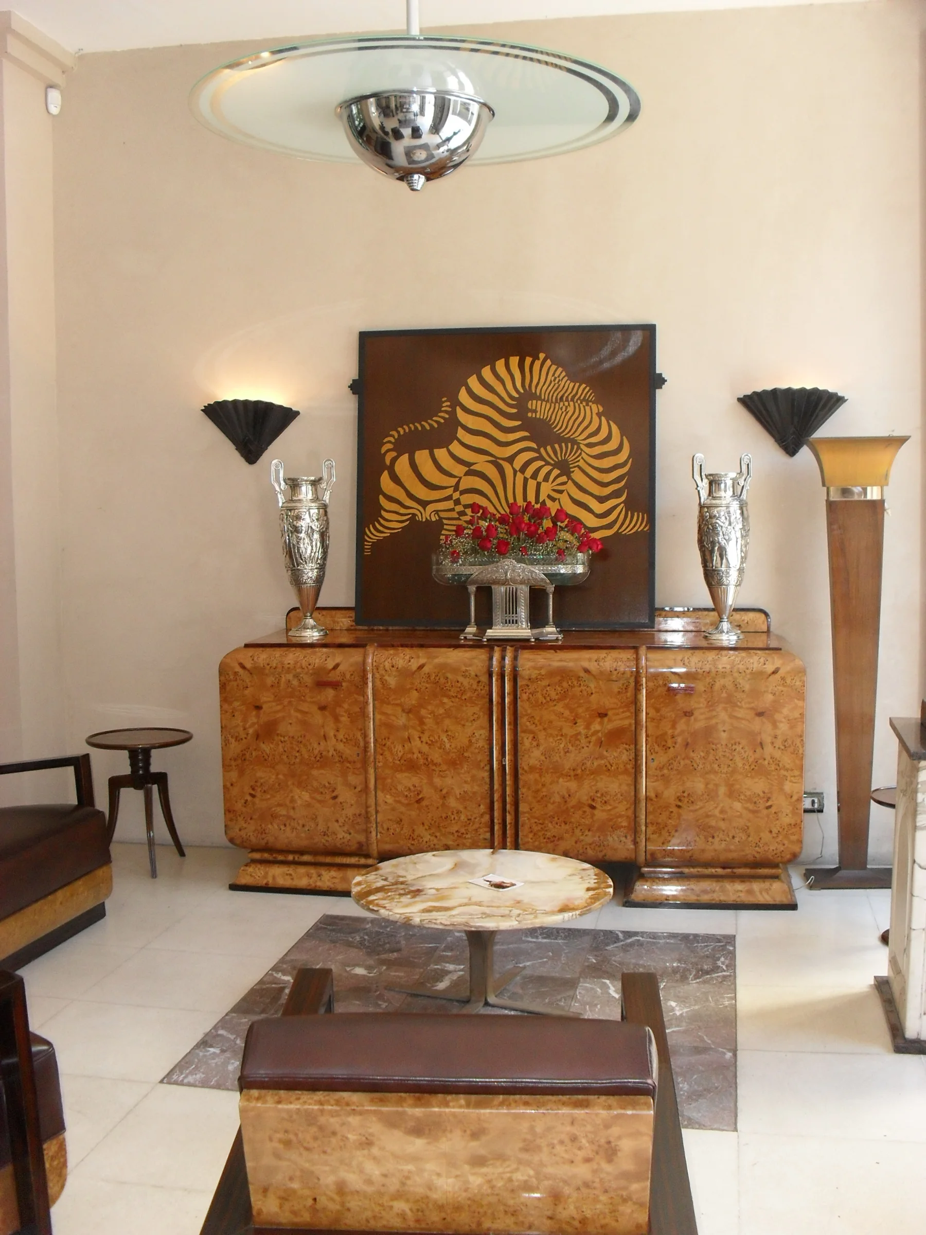 Interior de Luxury Design Store con antigüedades. Muebles y decoración vintage.