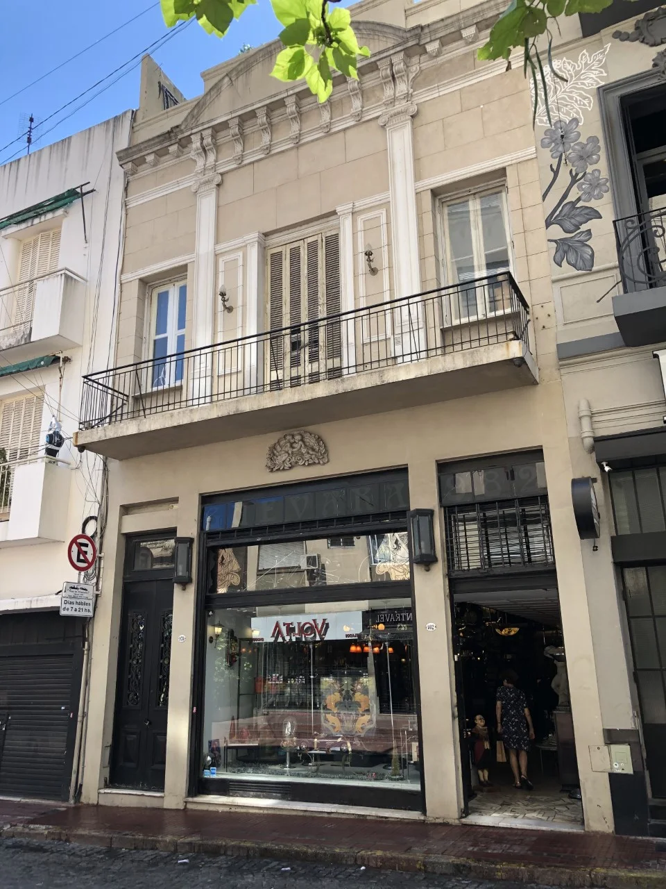 Vista de la tienda Luxury Design Store con antigüedades.
