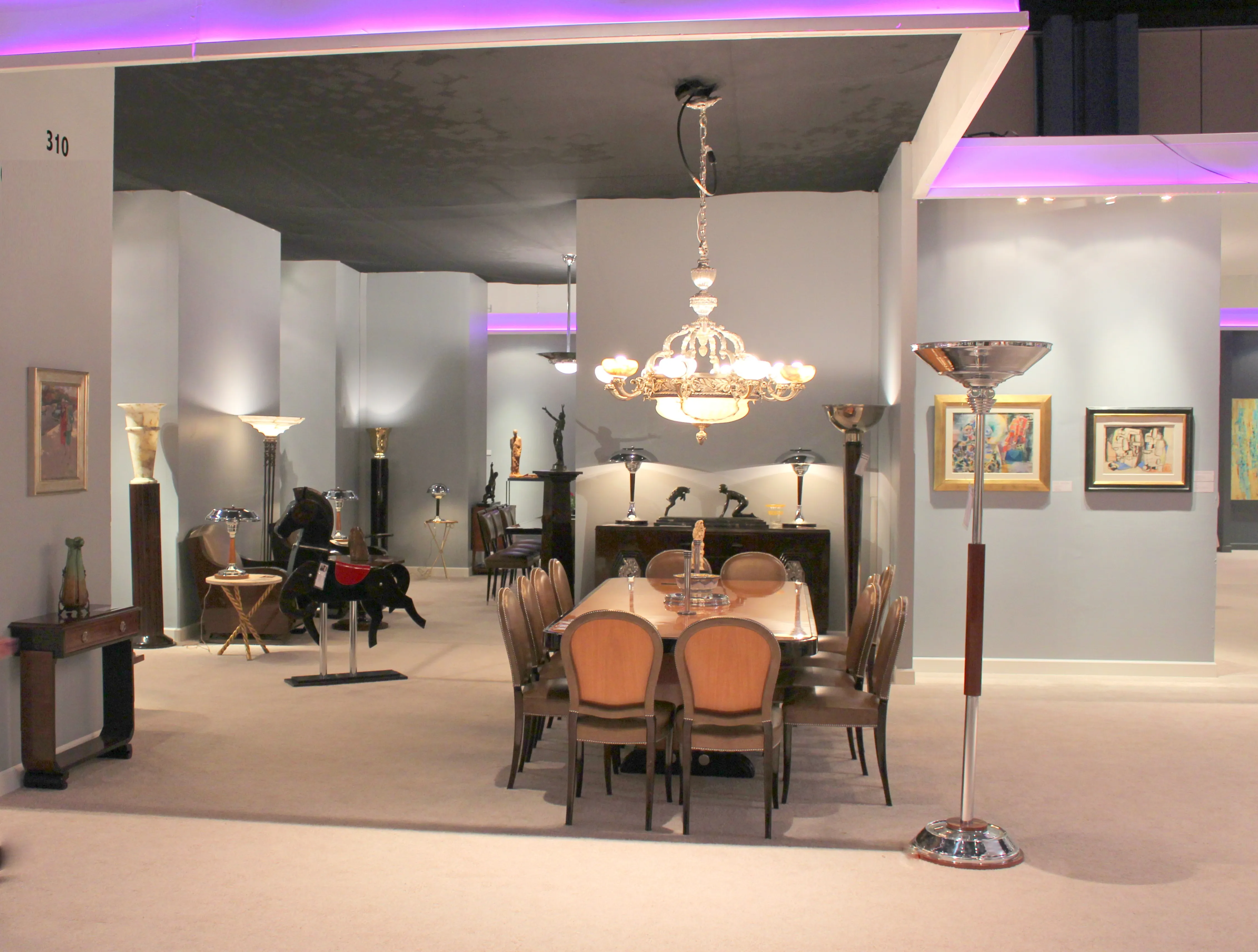 Sala de exibição com antiguidades em Miami, incluindo móveis elegantes e arte.