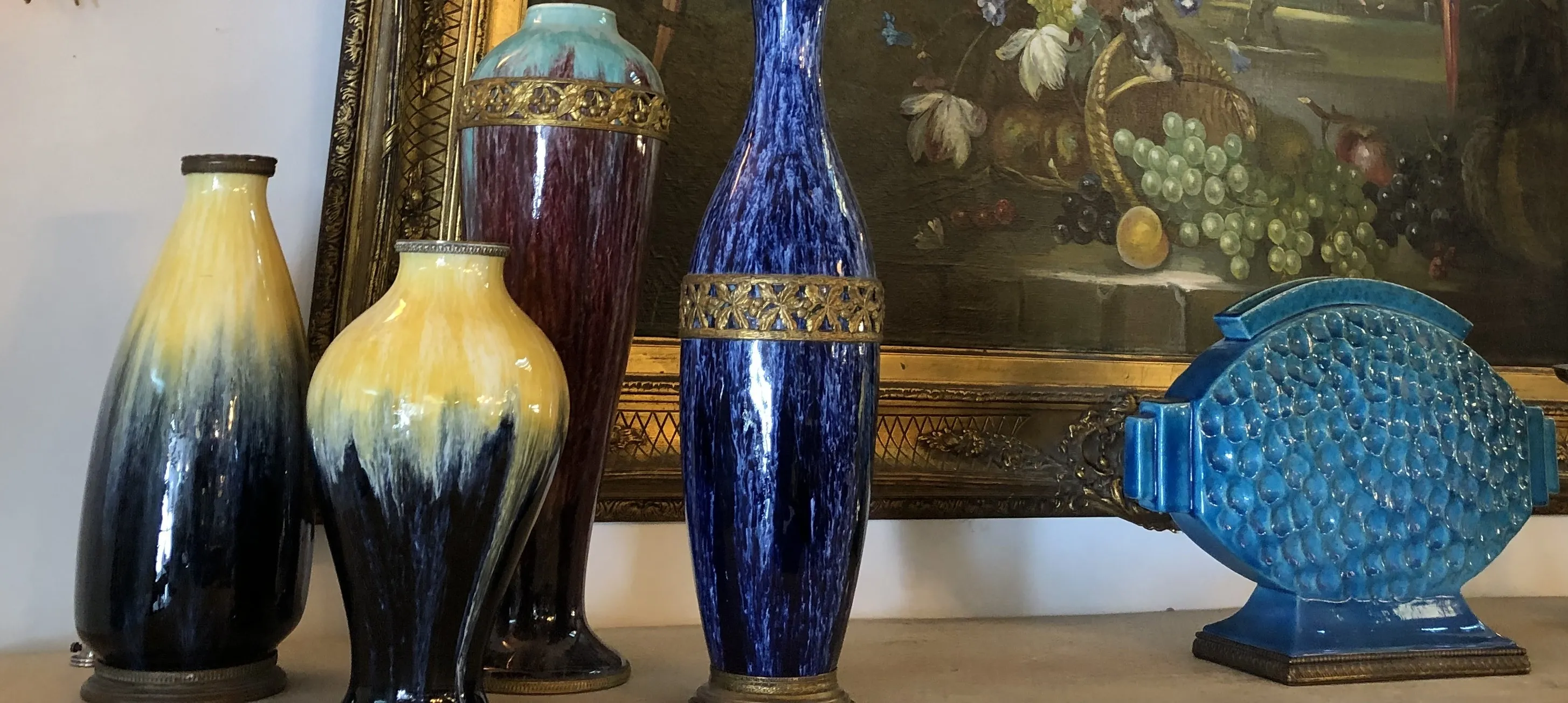 vases antiguos de cerámica decorativa en diversos colores y formas