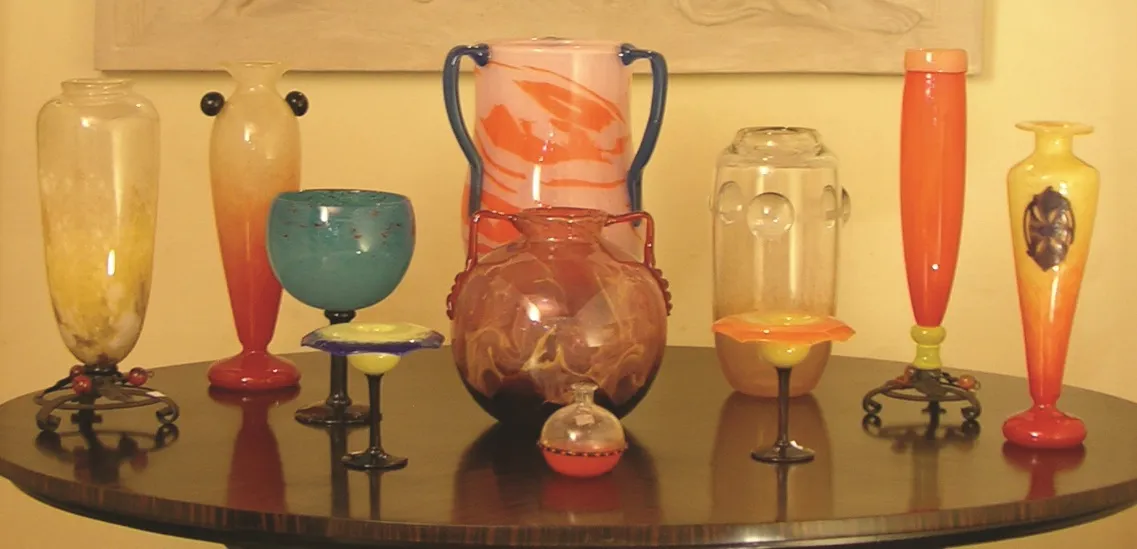 collection d'antiquités avec des verres signés colorés