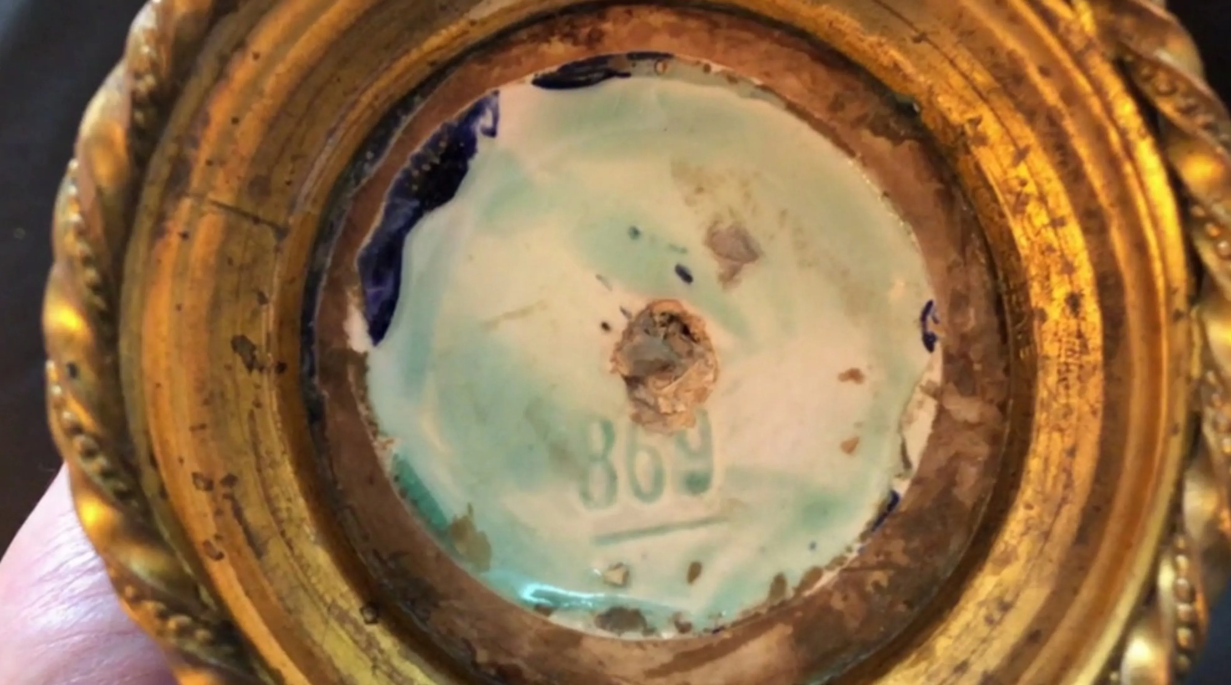 Antiquità con numero di serie 869, in un ambiente classico