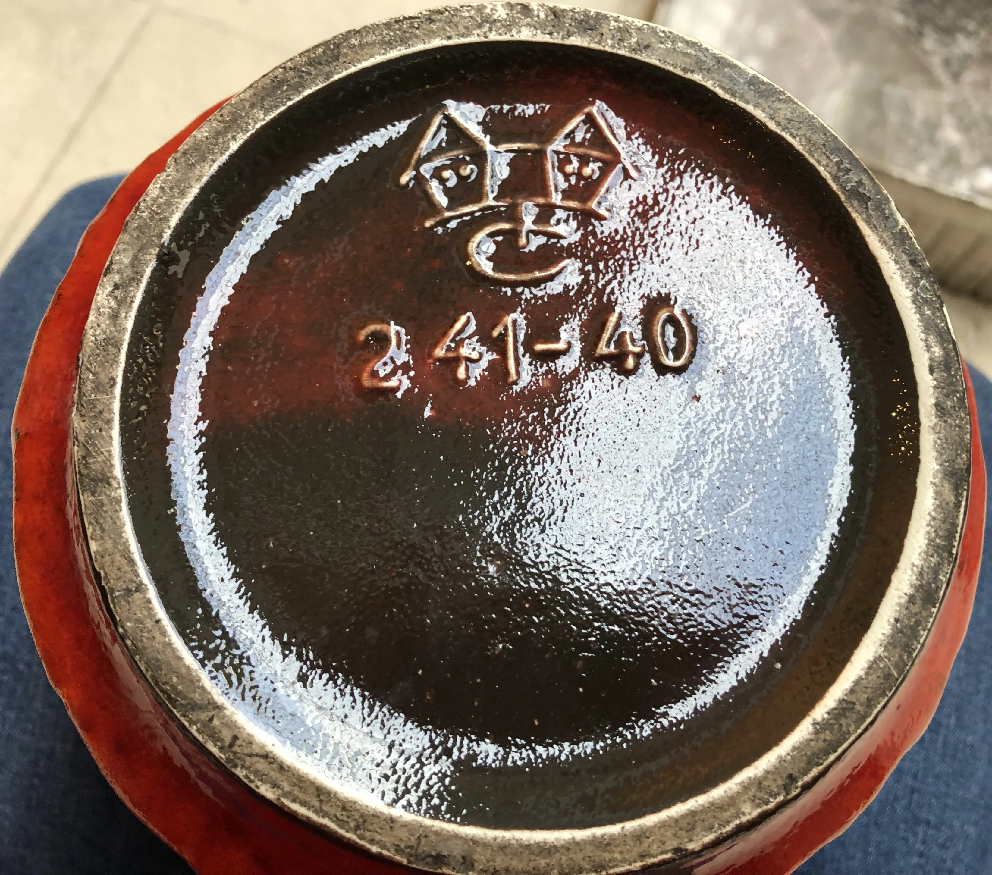 base di un oggetto antico con numero di serie 241-40