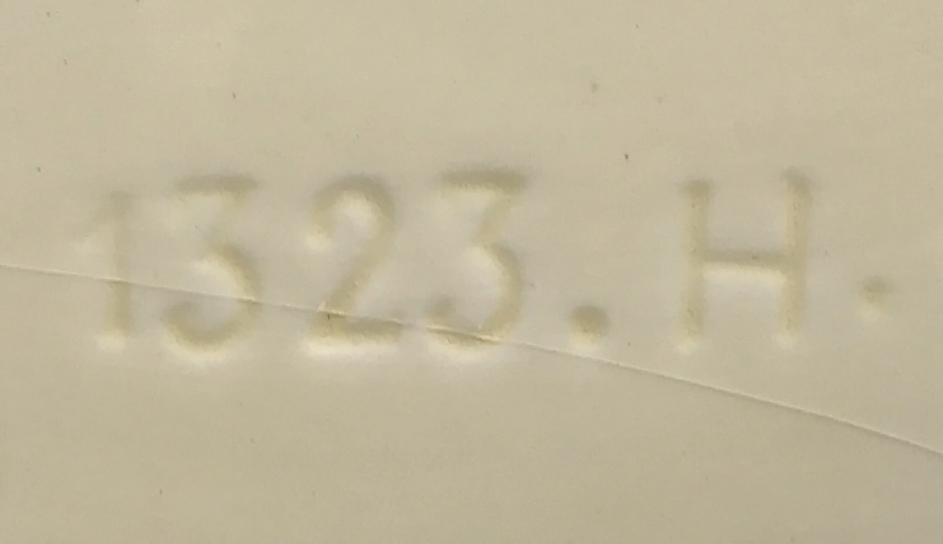 detalhe do número de série 1323. H em antiguidades