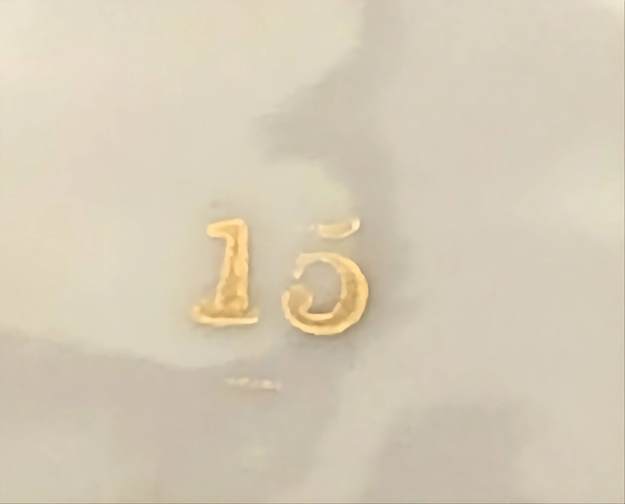 detalhe de uma inscrição do número 15 em um item antigo