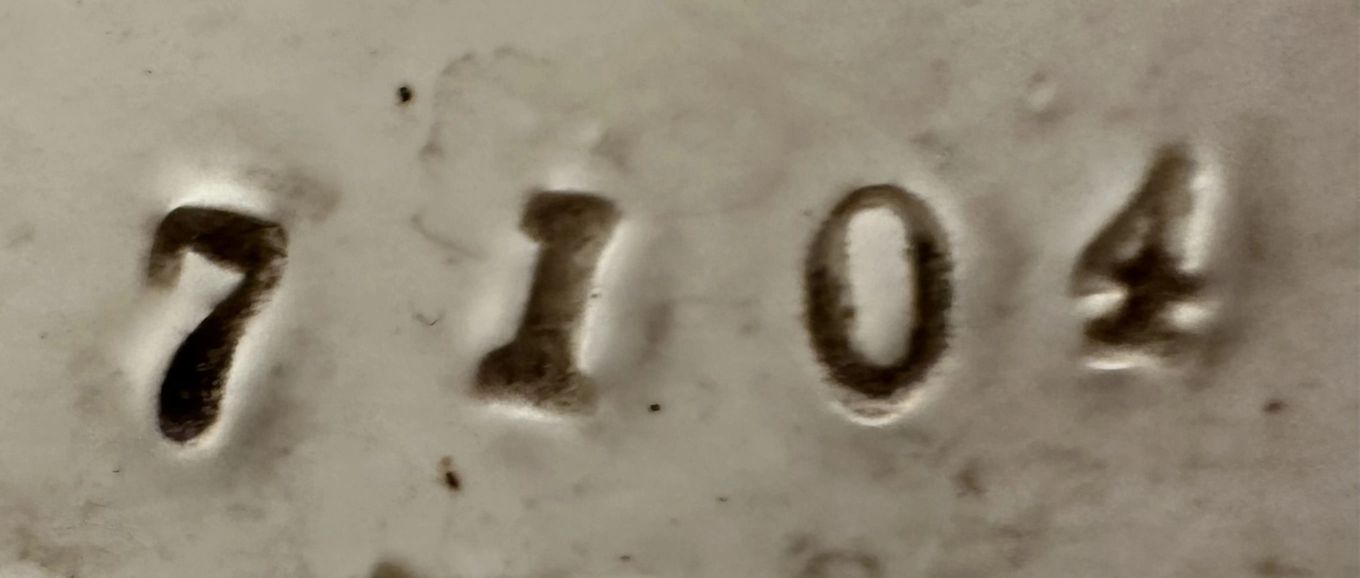 sichtbare Inschrift einer antiken Seriennummer 7104