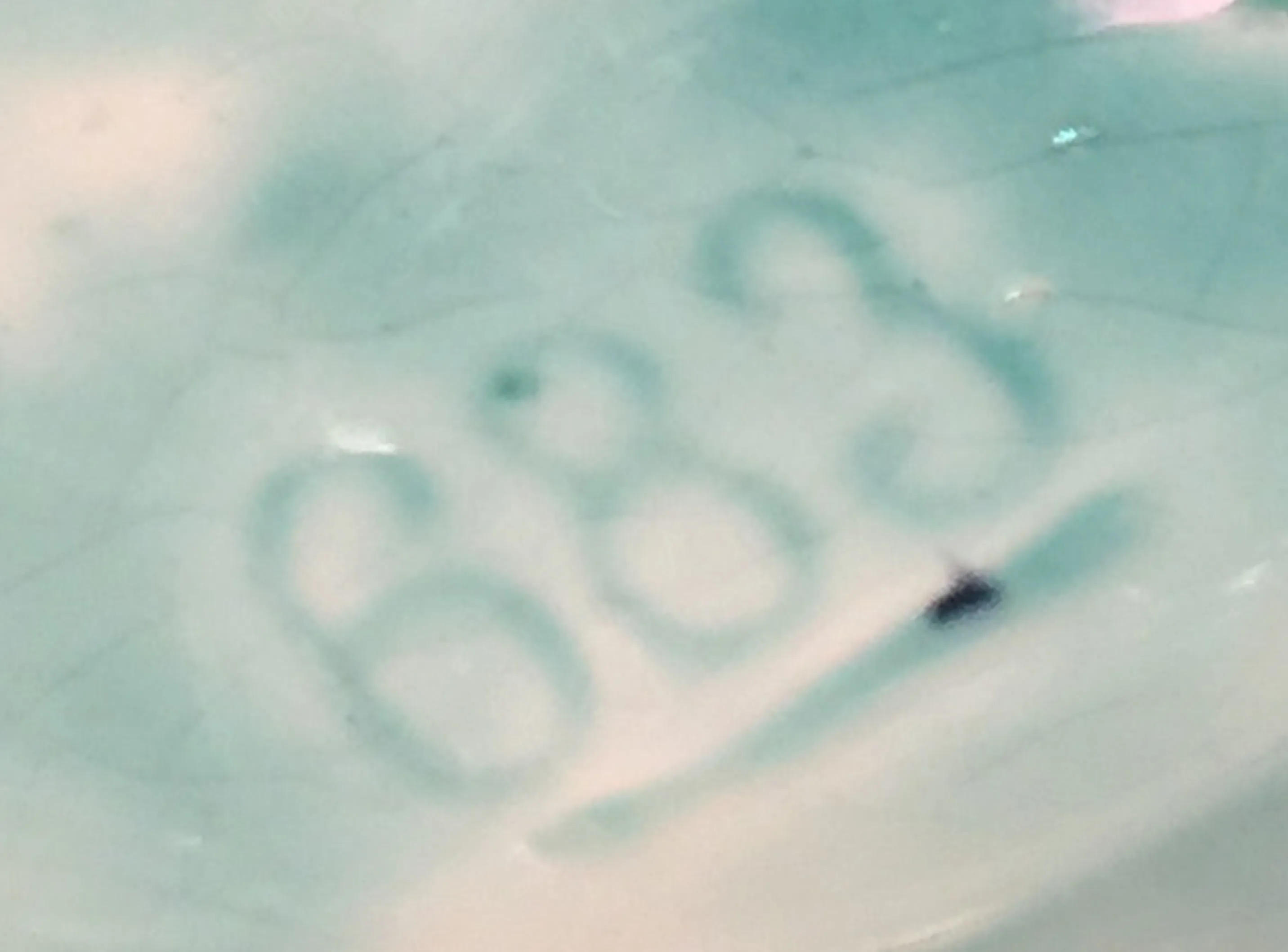 Detail einer Seriennummer 683 auf einer Antiquität.