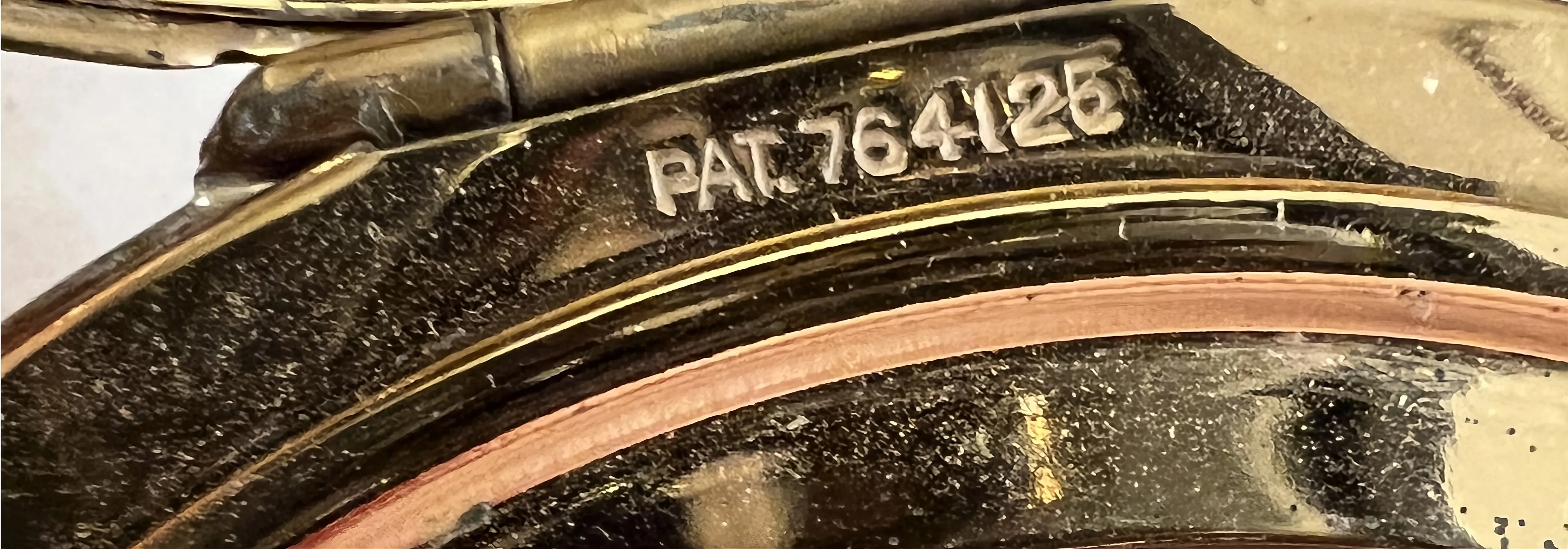 details einer antiken seriennummer pat. 764125; neutraler hintergrund