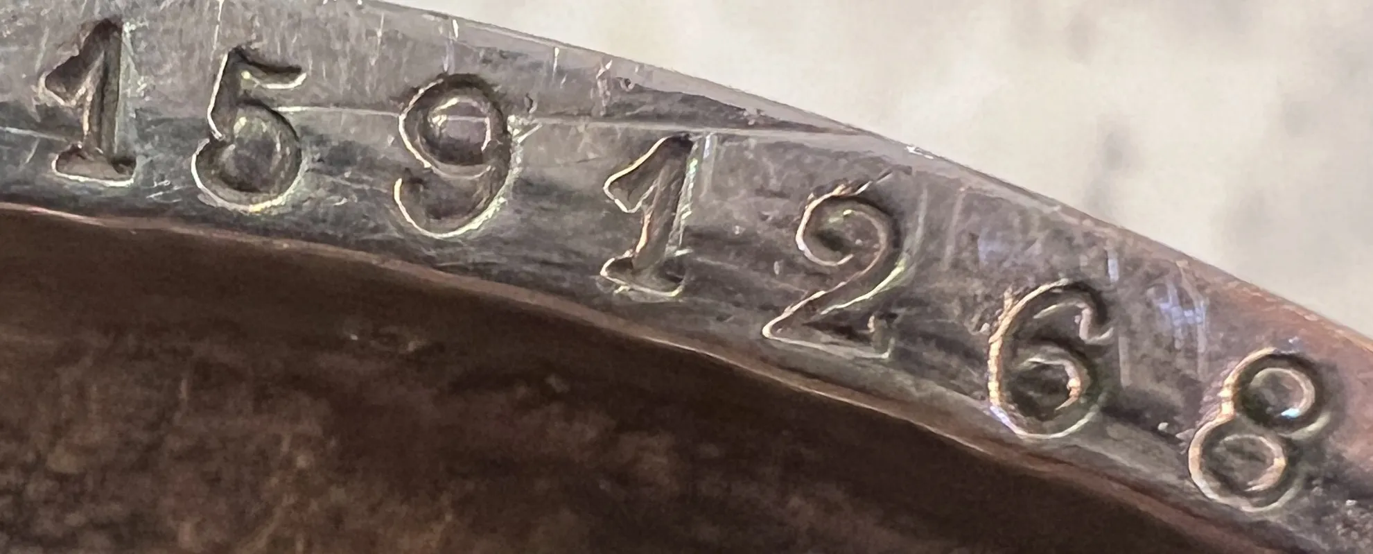 Eingravierte alte Seriennummer 1591268 mit klaren Markierungen.