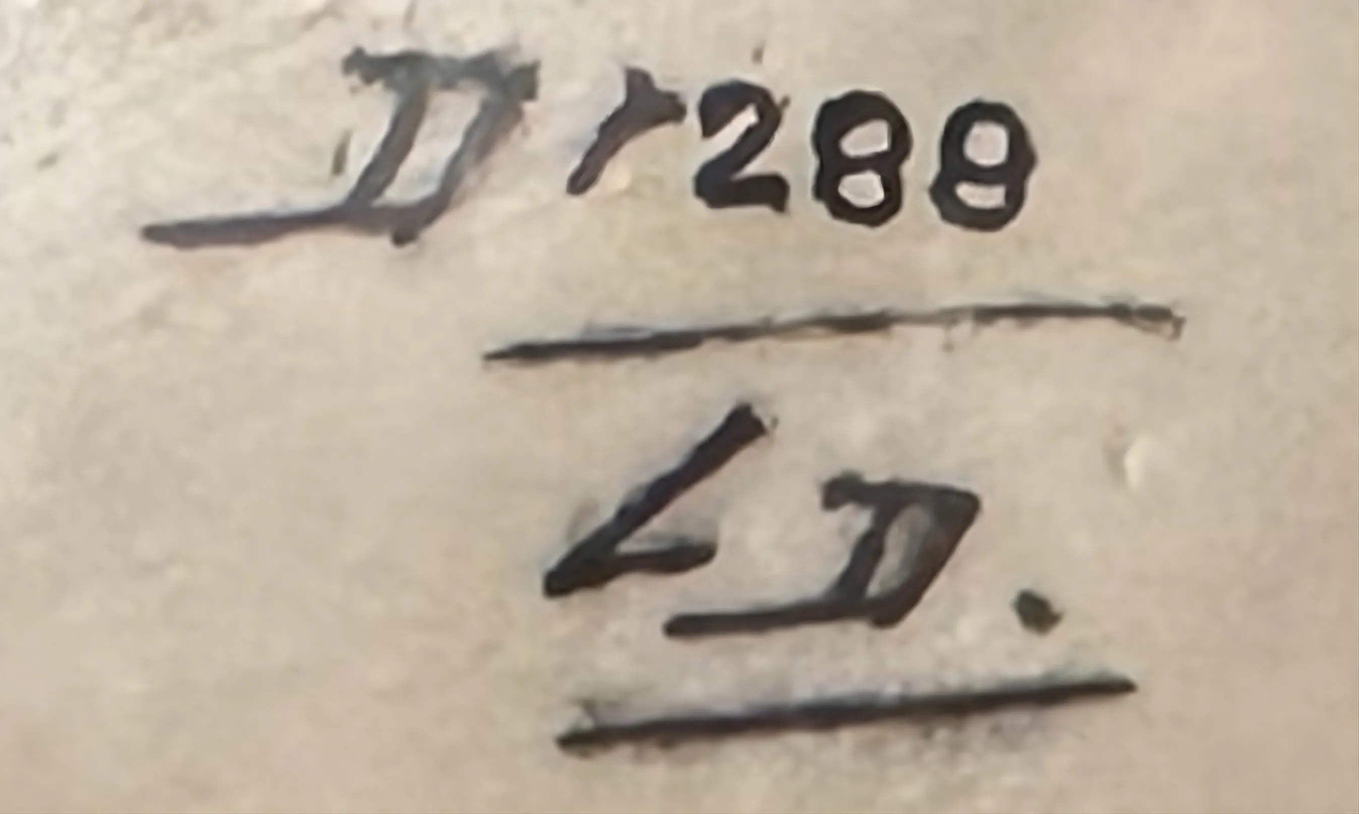 प्राचीन वस्तु की inscription के साथ सीरियल नंबर DR 288 LD