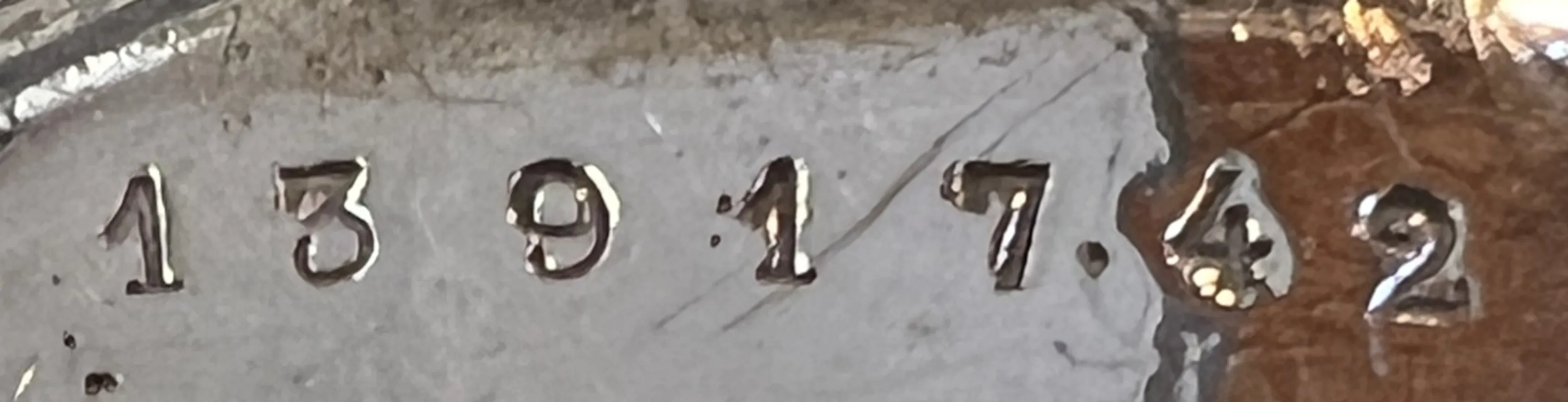 Seriennummer 1391742 auf einer antiken Oberfläche mit Details