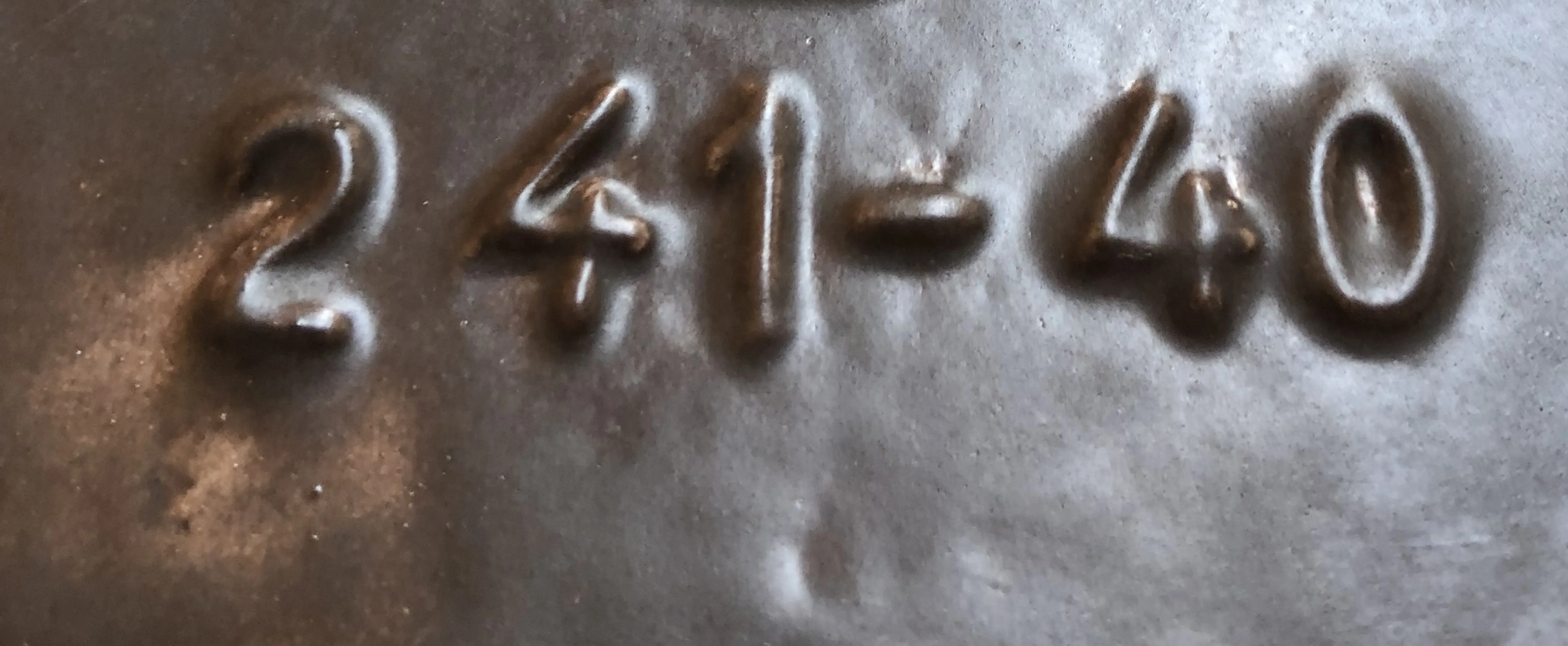 जहां सीरियल नंबर 241-40 एक गहरे रंग की पृष्ठभूमि पर देखा जा रहा है