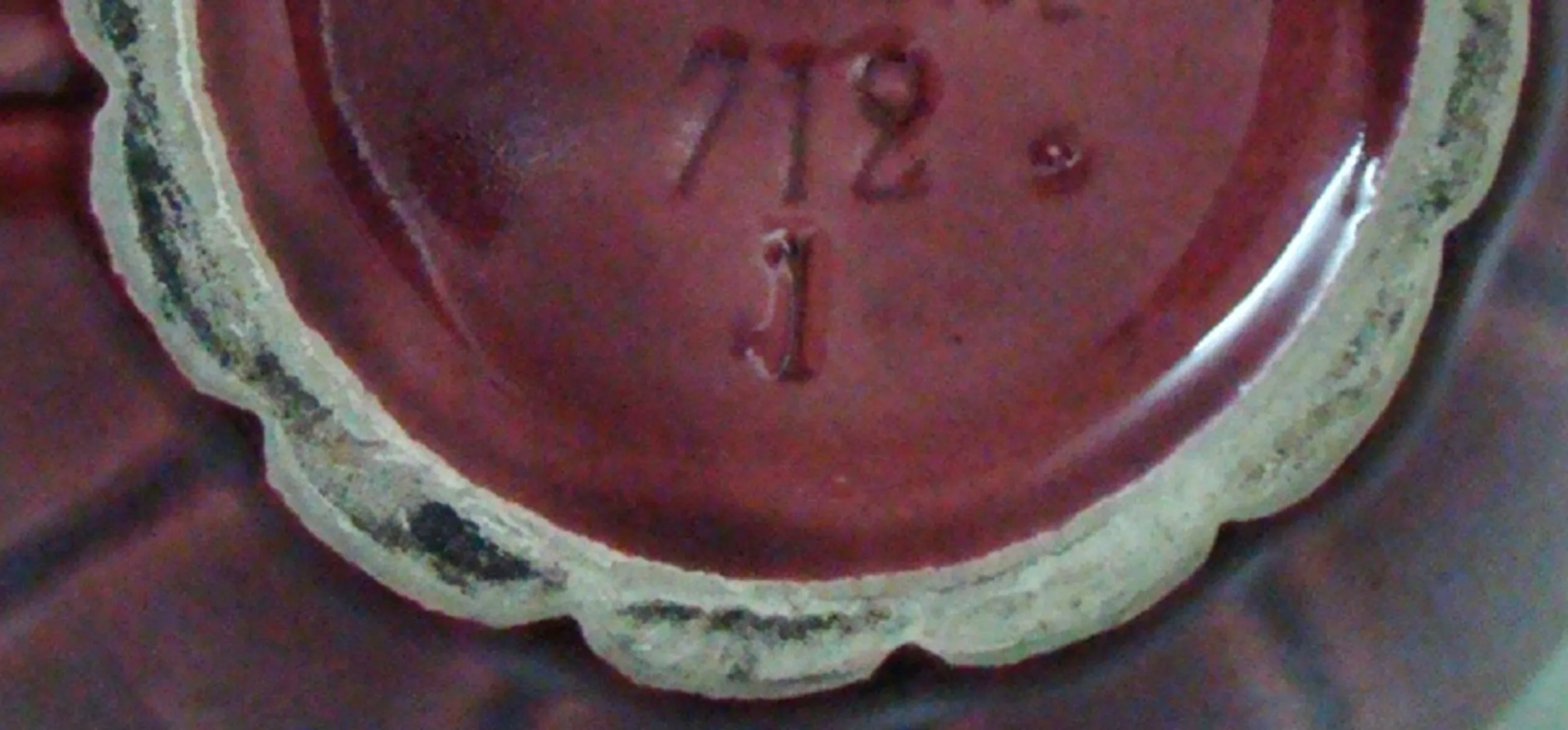 تحف مع نقش رقم تسلسلي 712 1، زينة دقيقة