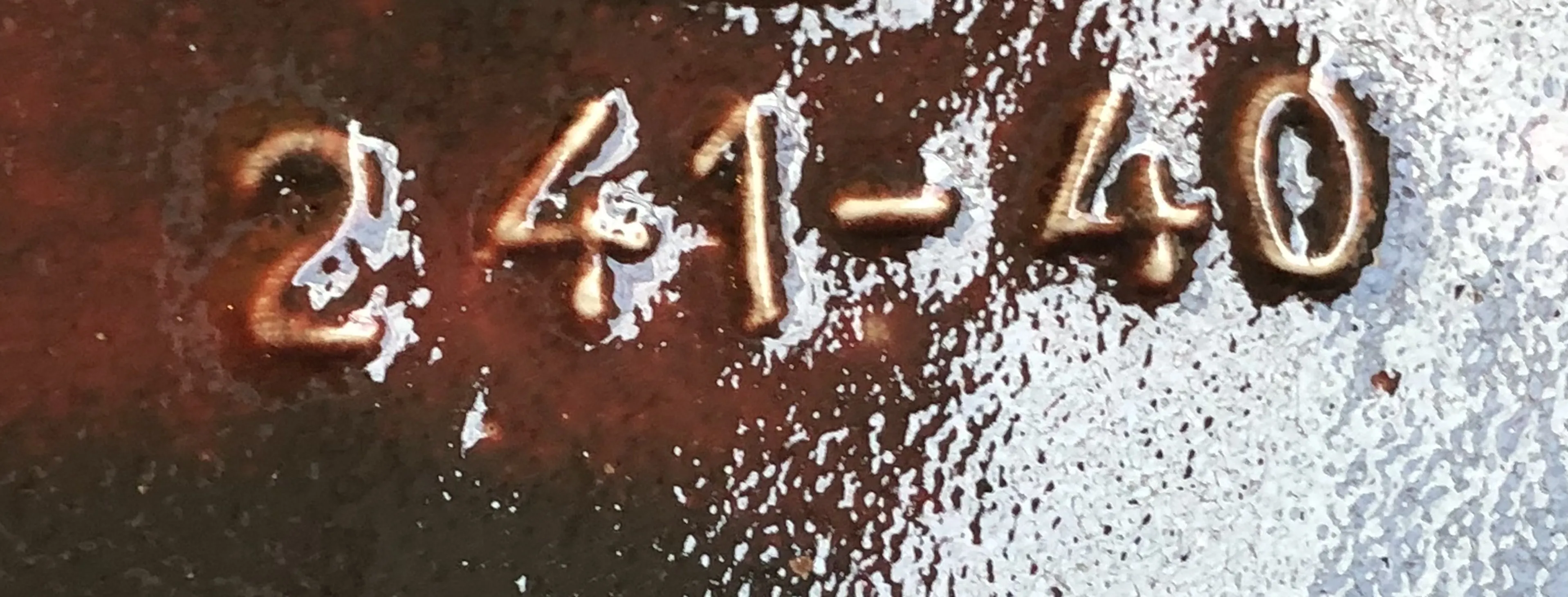 Detail von Antiquität mit Inschrift der Seriennummer 241-40
