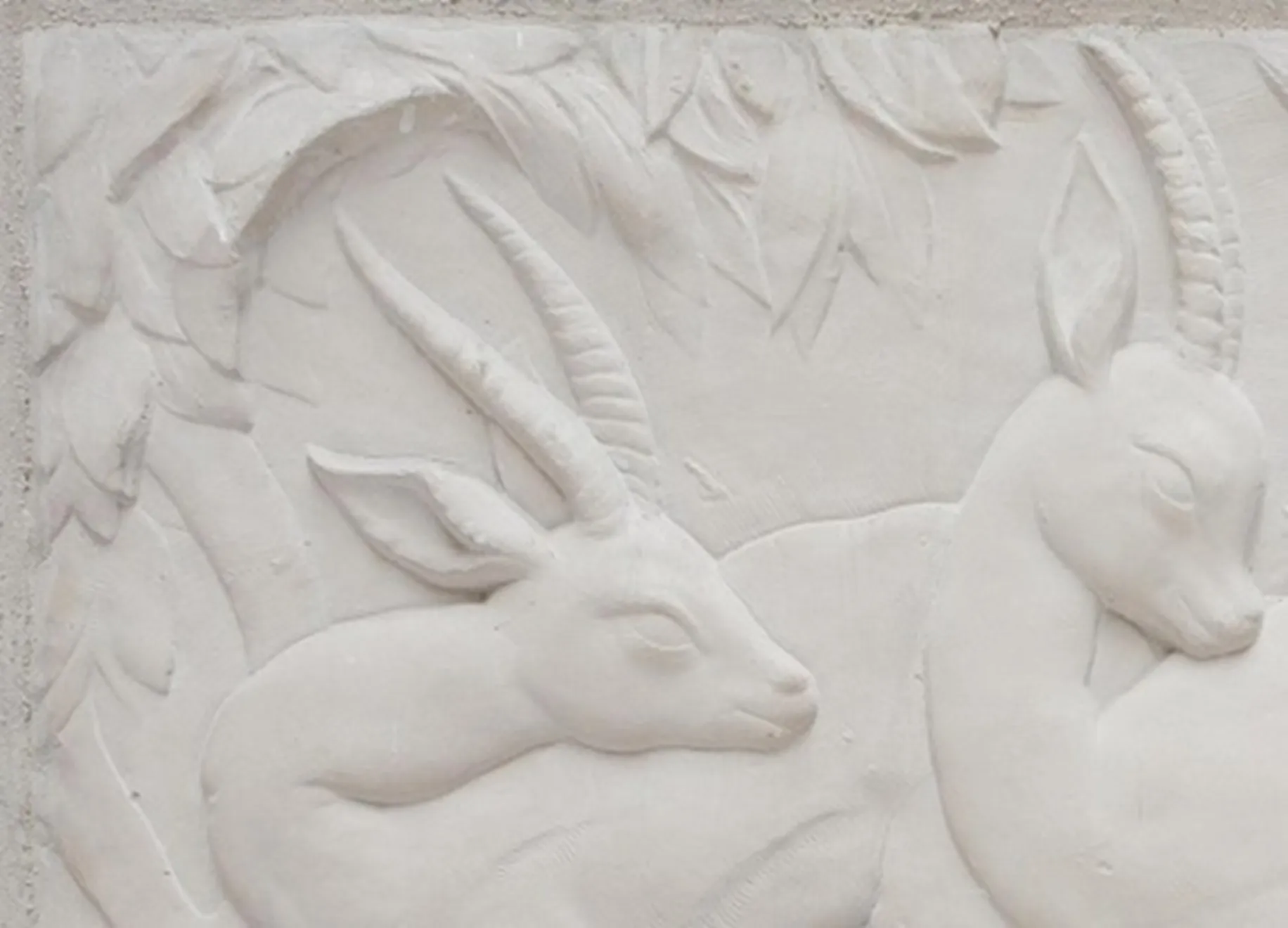 antiga placa de parede com relevos de animais em um ambiente natural