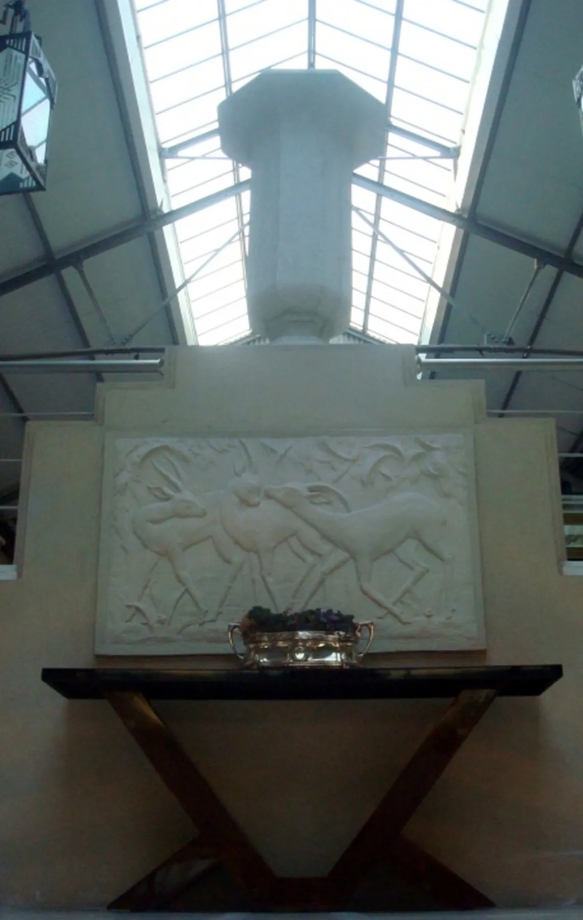 Placa de parede antiga com relevo de animais em um ambiente elegante