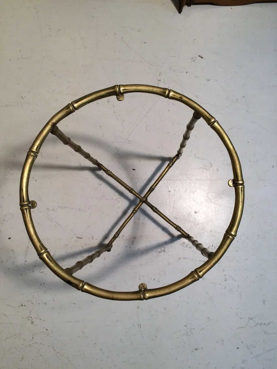 Antique small table from Maison Bagues, round shape with elegant legs, neutral setting