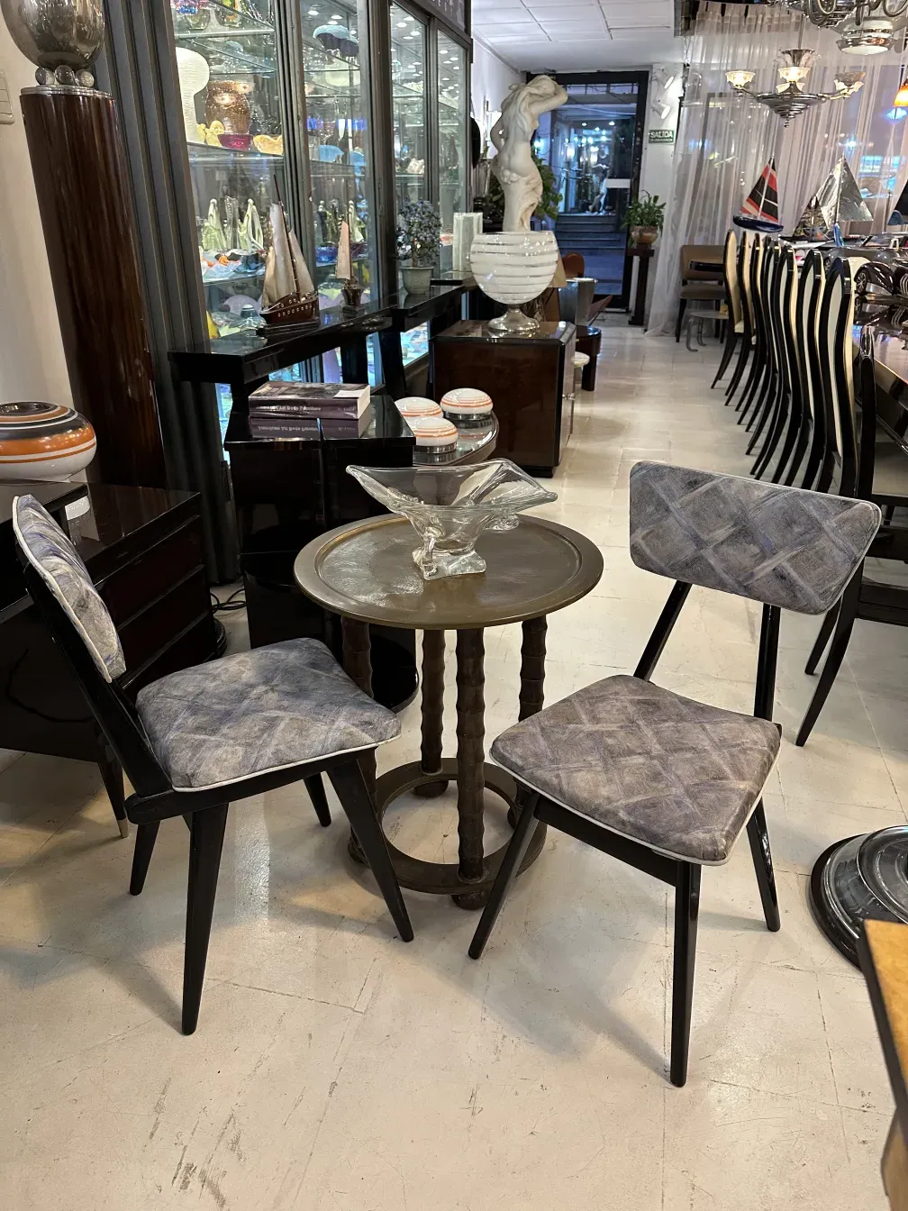 Due sedie antiche con design elegante in un ambiente accogliente